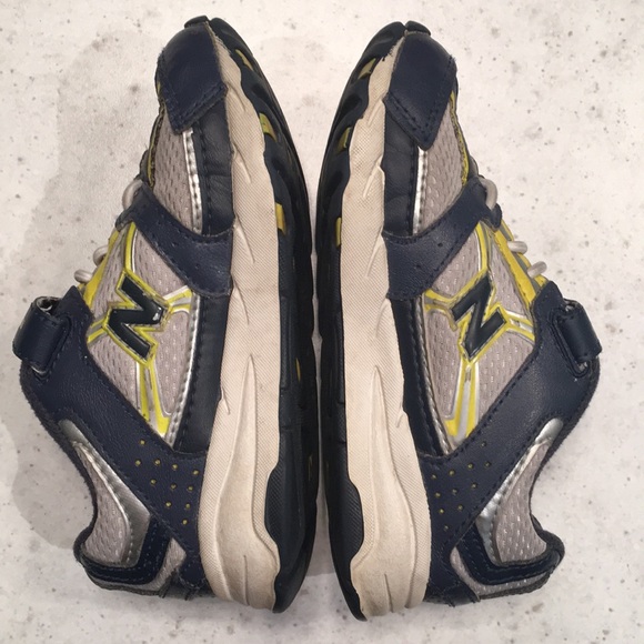 can i put new balance shoes in the washing machine